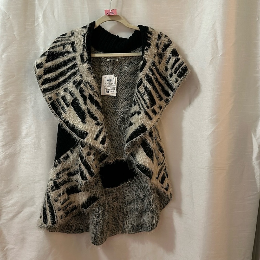 Liquid by Sioni 1X Black/Beige Sleeveless Open Vest.